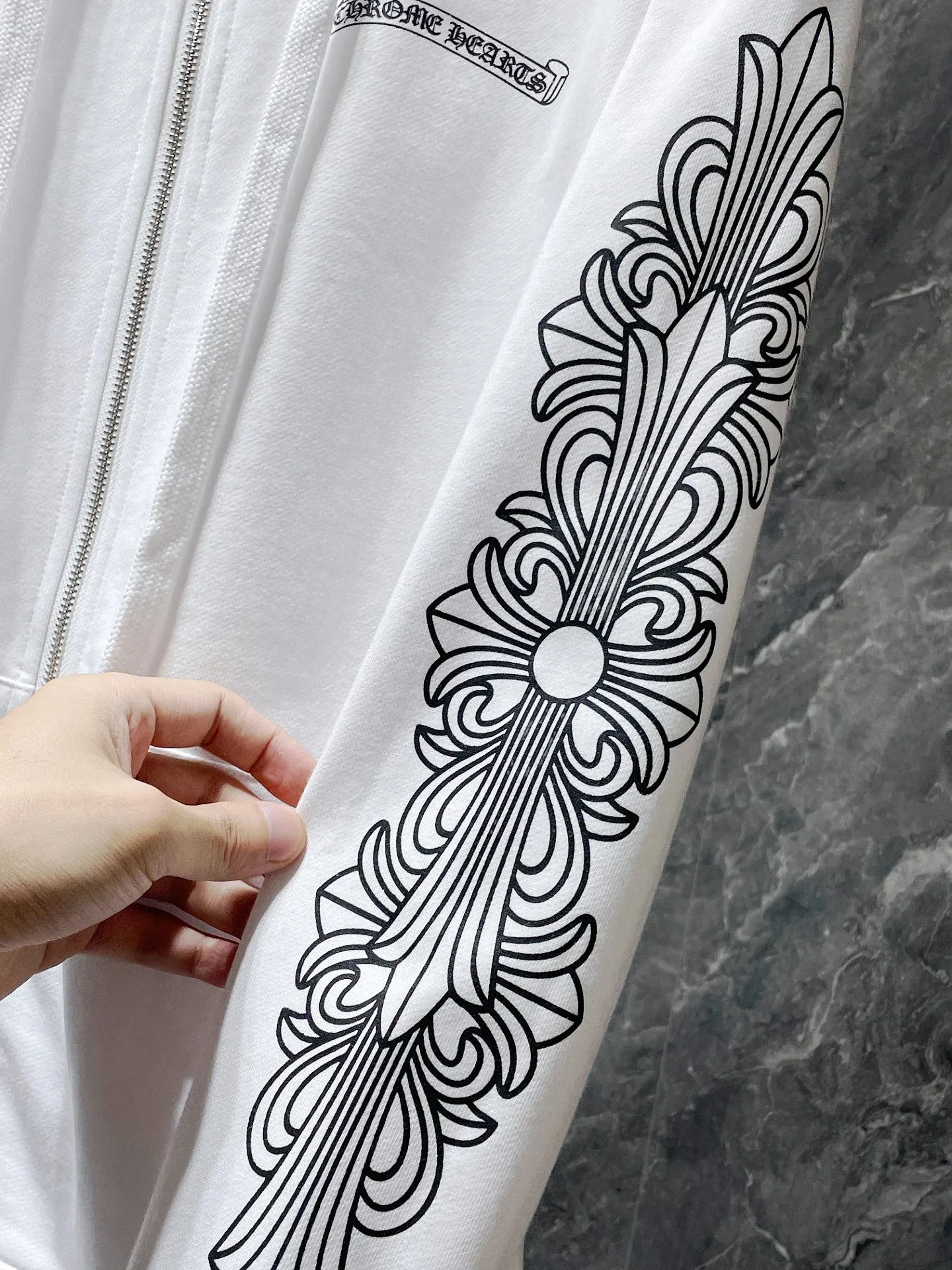 P260 Chrome Hearts Autumn and Winter 2025 Counter Synchronization ❤️ Crow Cross Pink Sword Short Sleeve Zipper Sweater Improved customized version of 1:1 high-weight high-quality fabric Recommended color: White Black Size: S, M, L, XL.
